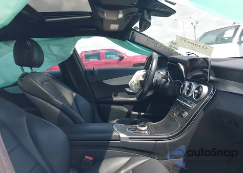 2021 Mercedes-Benz C 300 Sedan z USA, uszkodzony, nr VIN W1KWF8DB6MR632382